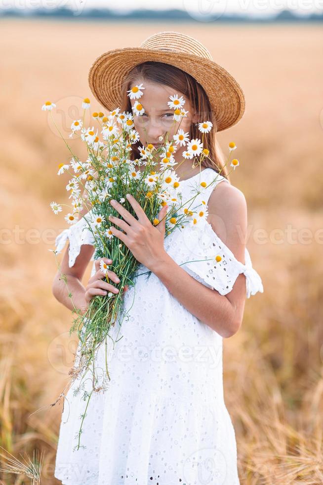 linda chica feliz en el campo de trigo al aire libre foto