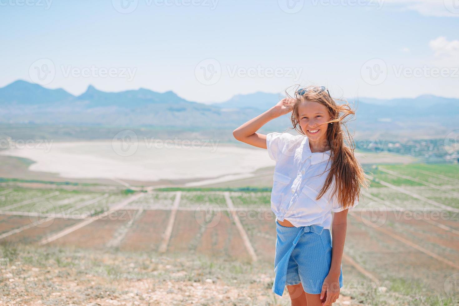 niño de vacaciones sobre fondo de roca blanca foto