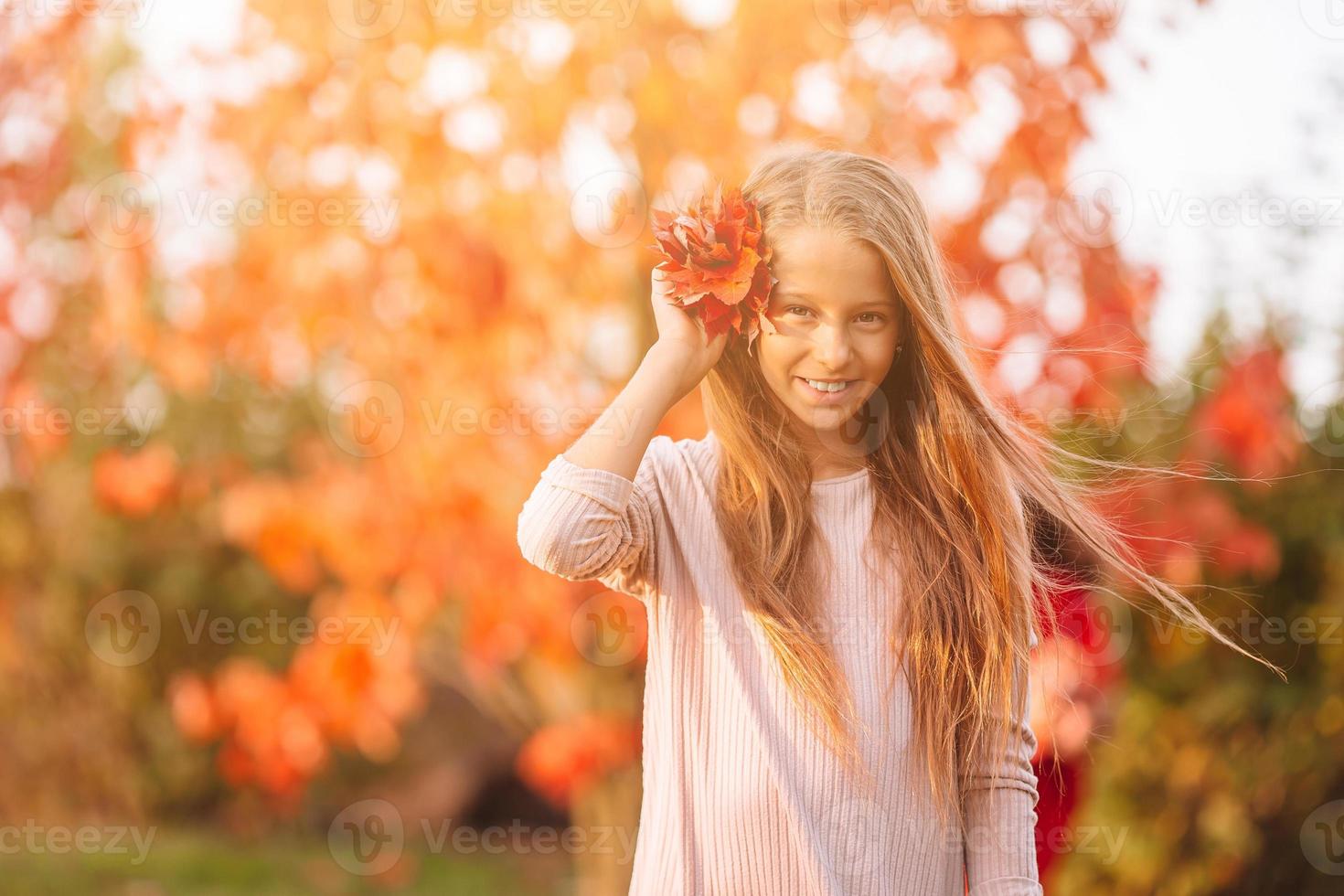 adorable niña en el hermoso día de otoño al aire libre foto
