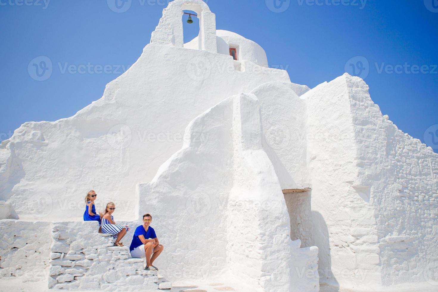 familia feliz cerca de la iglesia paraportiani en la isla de mykonos, en  grecia 17753353 Foto de stock en Vecteezy