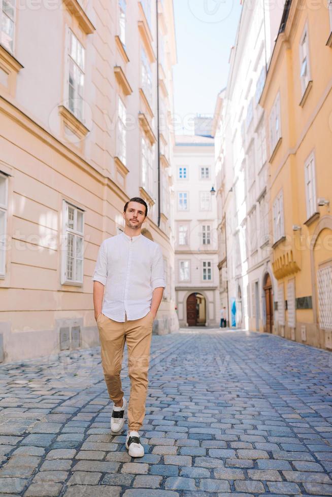 joven de fondo la vieja ciudad europea tomar selfie foto