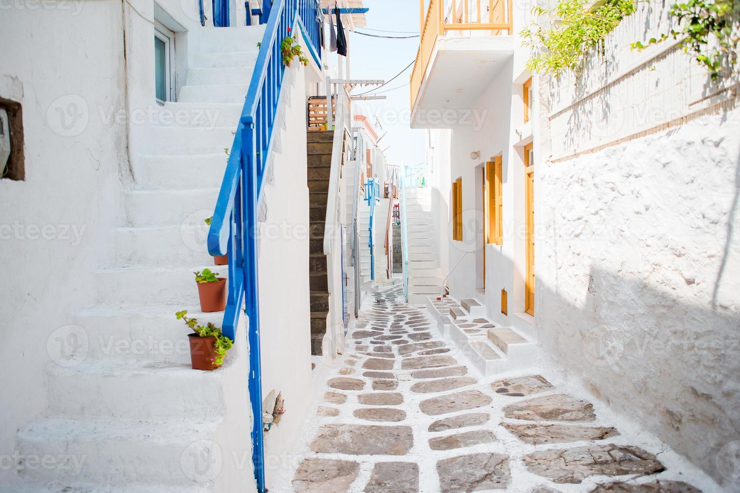 las estrechas calles de la isla con balcones azules, escaleras y flores. foto