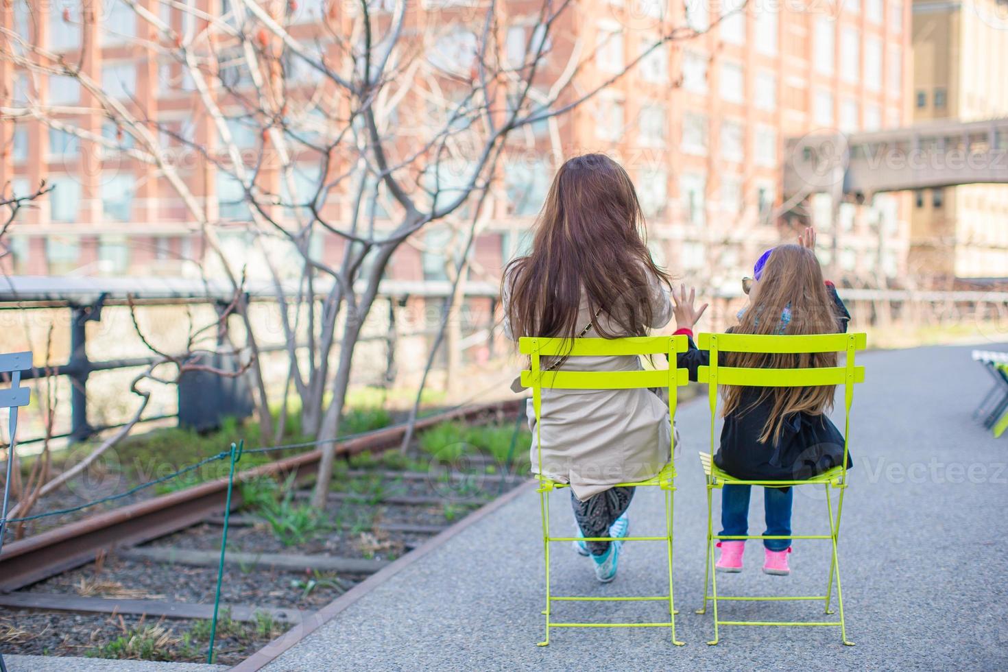 adorable niña y madre disfrutan de un día soleado en la línea alta de nueva york foto