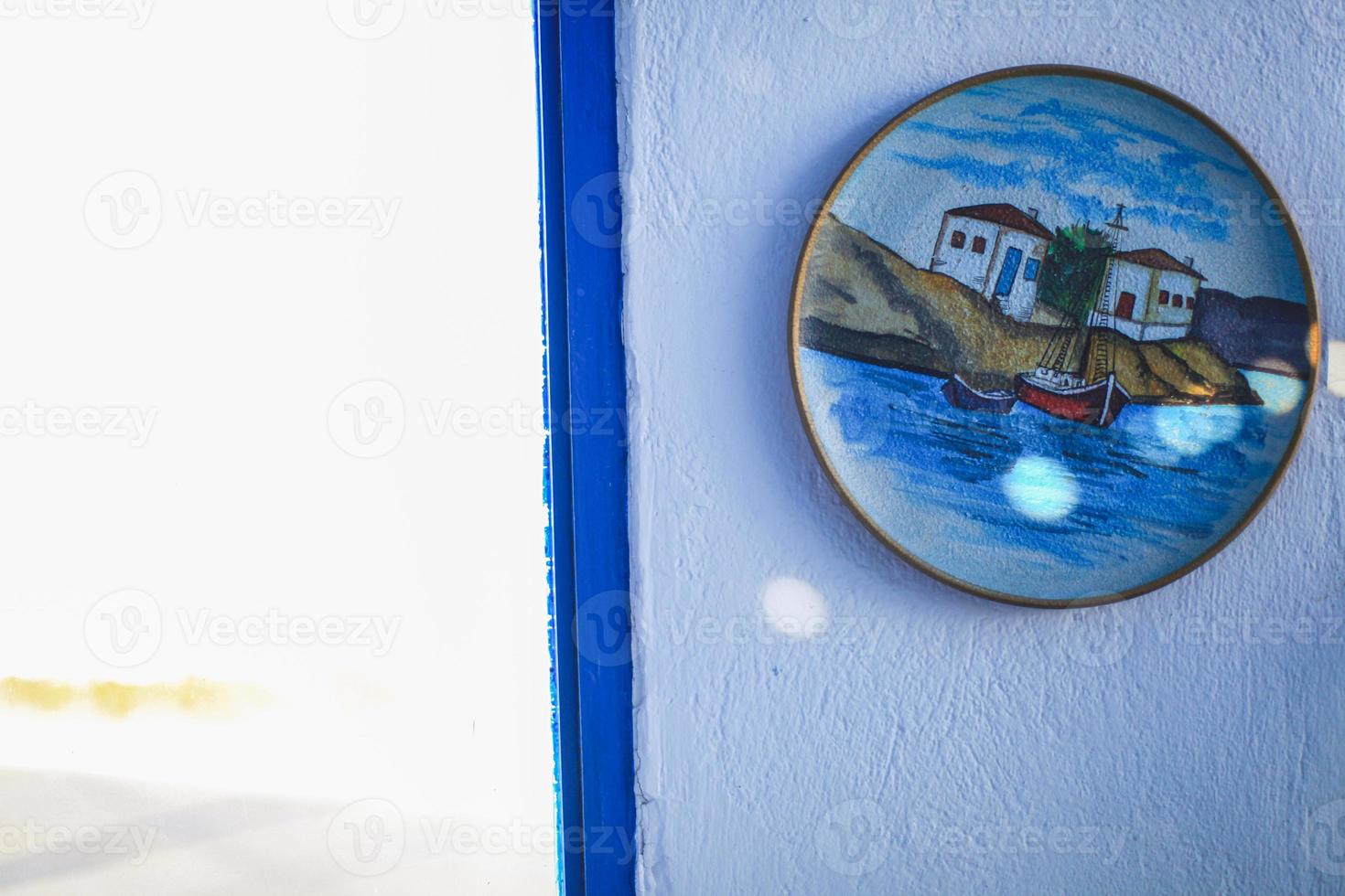 típica puerta azul con escaleras. isla de santorini, grecia foto