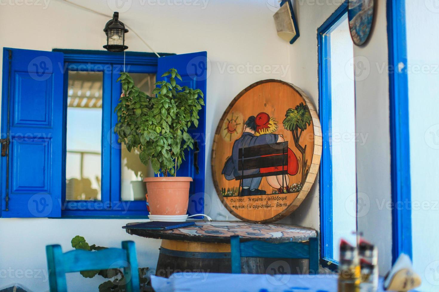 típica puerta azul con escaleras. isla de santorini, grecia foto