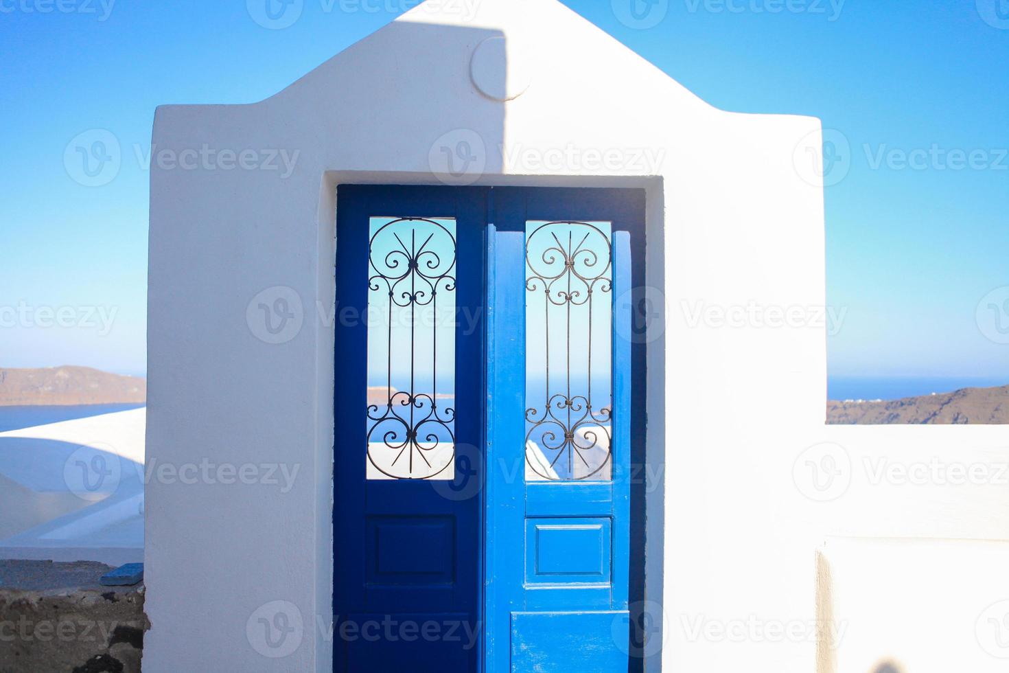 típica puerta azul con escaleras. isla de santorini, grecia foto