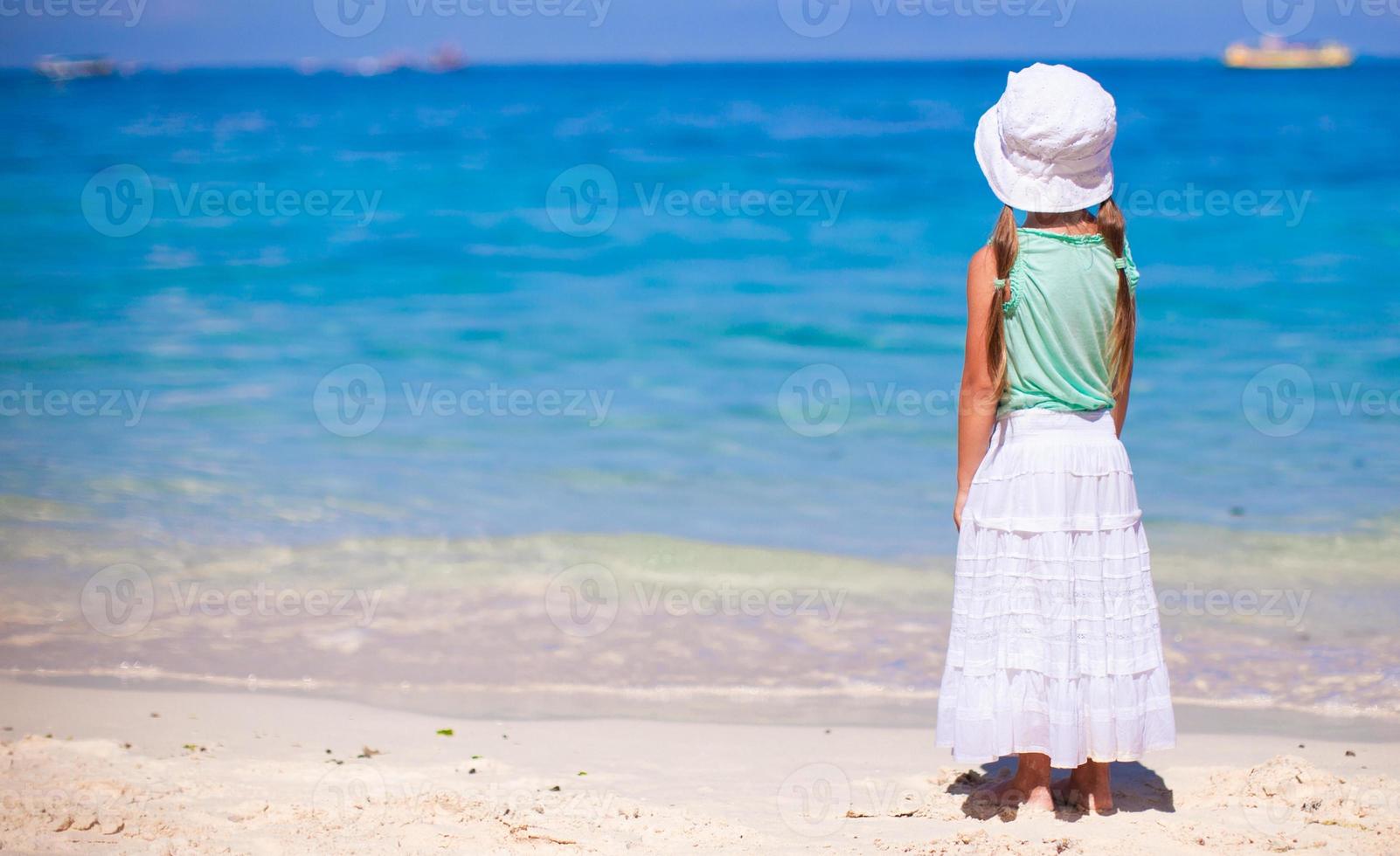 niña dulce en una playa tropical con agua turquesa foto