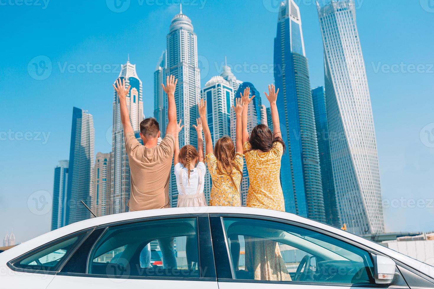 viaje en coche de verano y familia joven de vacaciones foto