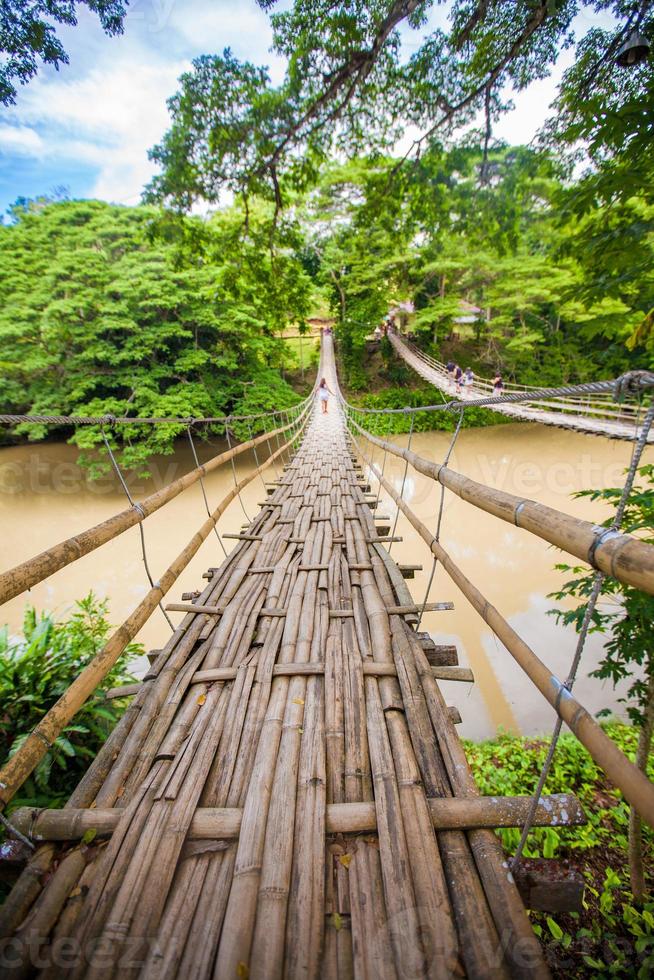 puente articulado sobre el río loboc en bohol, filipinas foto