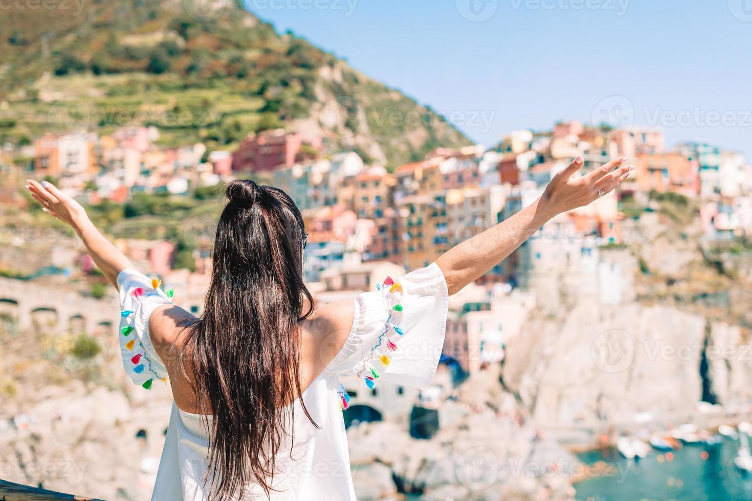 turista mirando la vista panorámica de manarola, cinque terre, liguria, italia foto