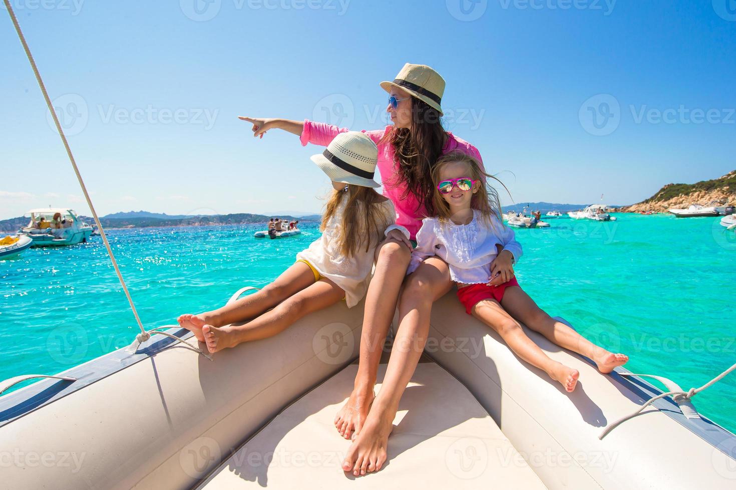 niñas descansando con mamá feliz en un bote grande 17759202 Foto