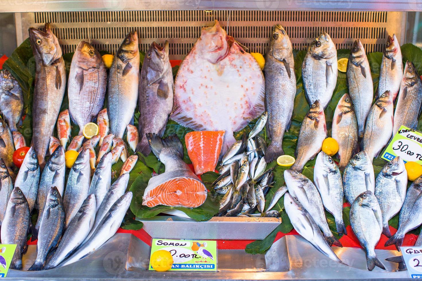 mercado de pescado con pescado fresco del mar foto