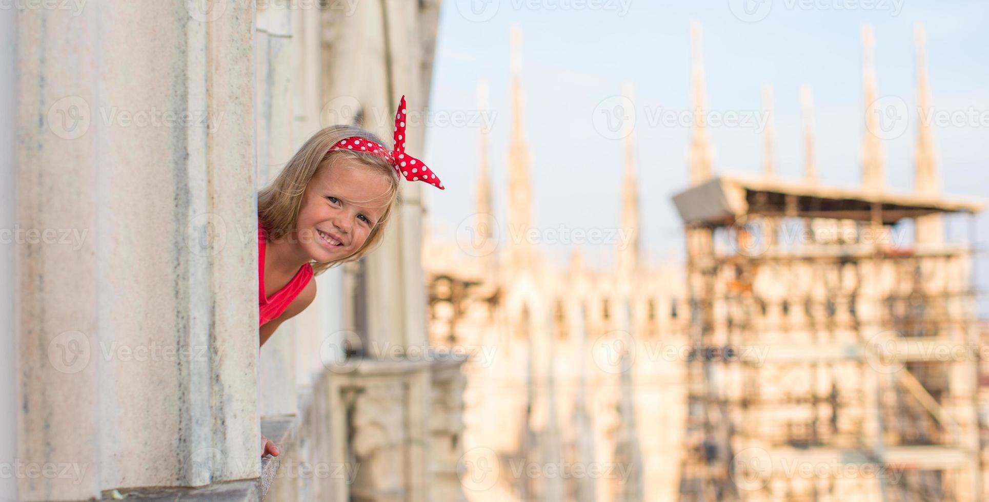 adorable niña en la azotea del duomo, milán, italia foto