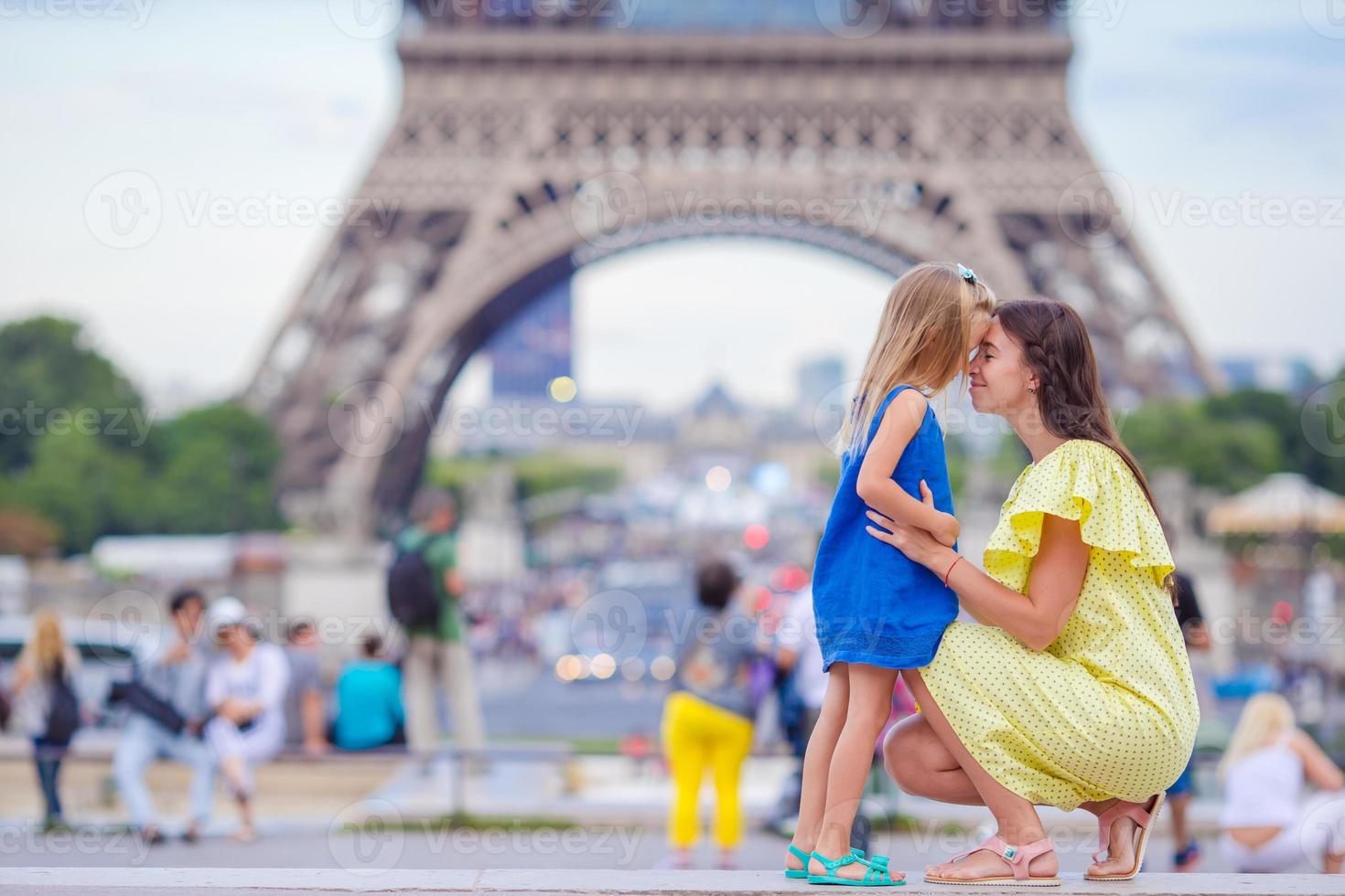 madre feliz y niña adorable en parís cerca de la torre eiffel durante las vacaciones de verano en francés foto