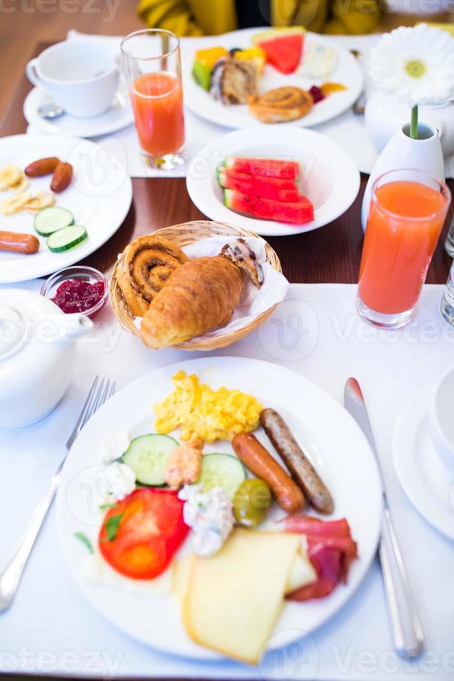 sabroso tradicional apetitoso delicioso desayuno en el restaurante foto