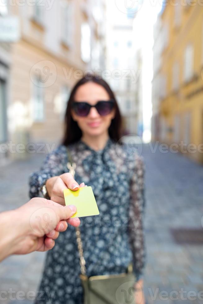 primer plano de una mujer que pasa una tarjeta de crédito de pago. foto