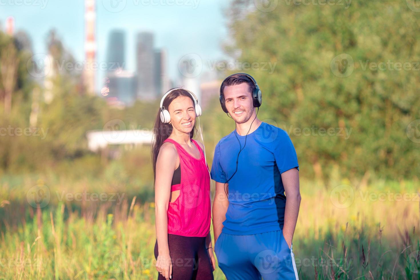 pareja deportiva activa corriendo en el parque. salud y Belleza. foto