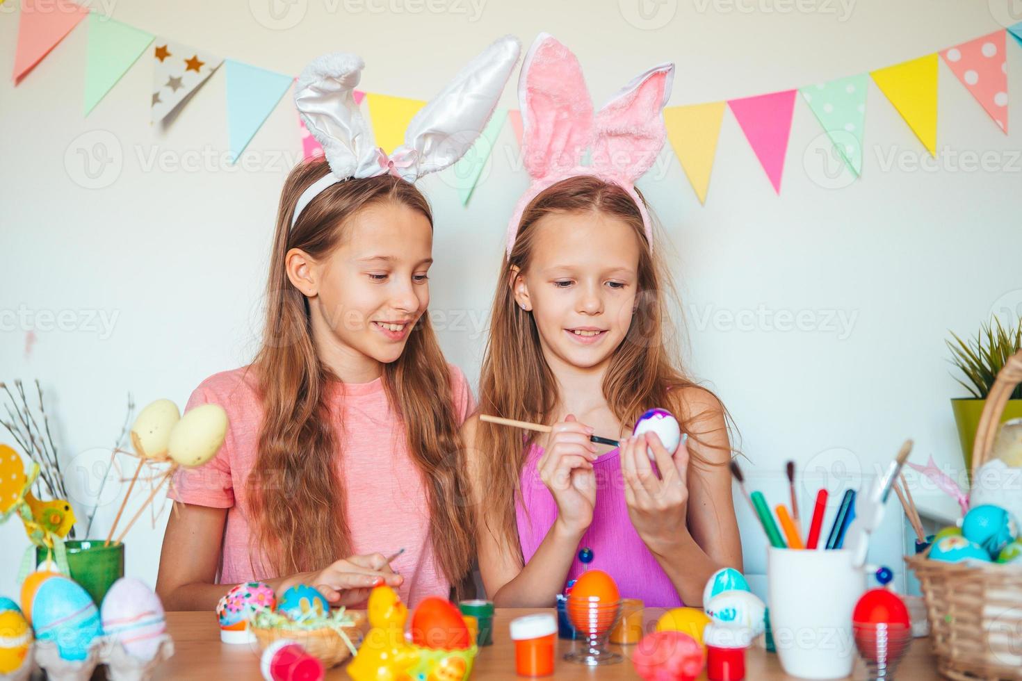 Felices Pascuas. hermosos niños pequeños con orejas de conejo el día de Pascua. foto