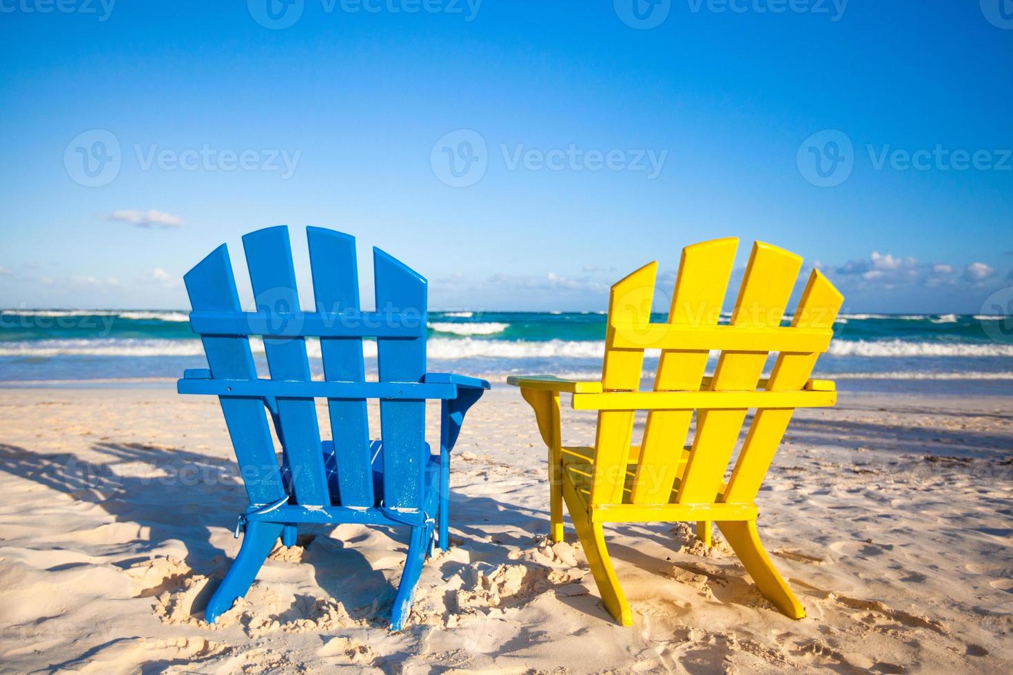 sillas coloridas de madera de playa para vacaciones y escapadas de verano en tulum, méxico foto