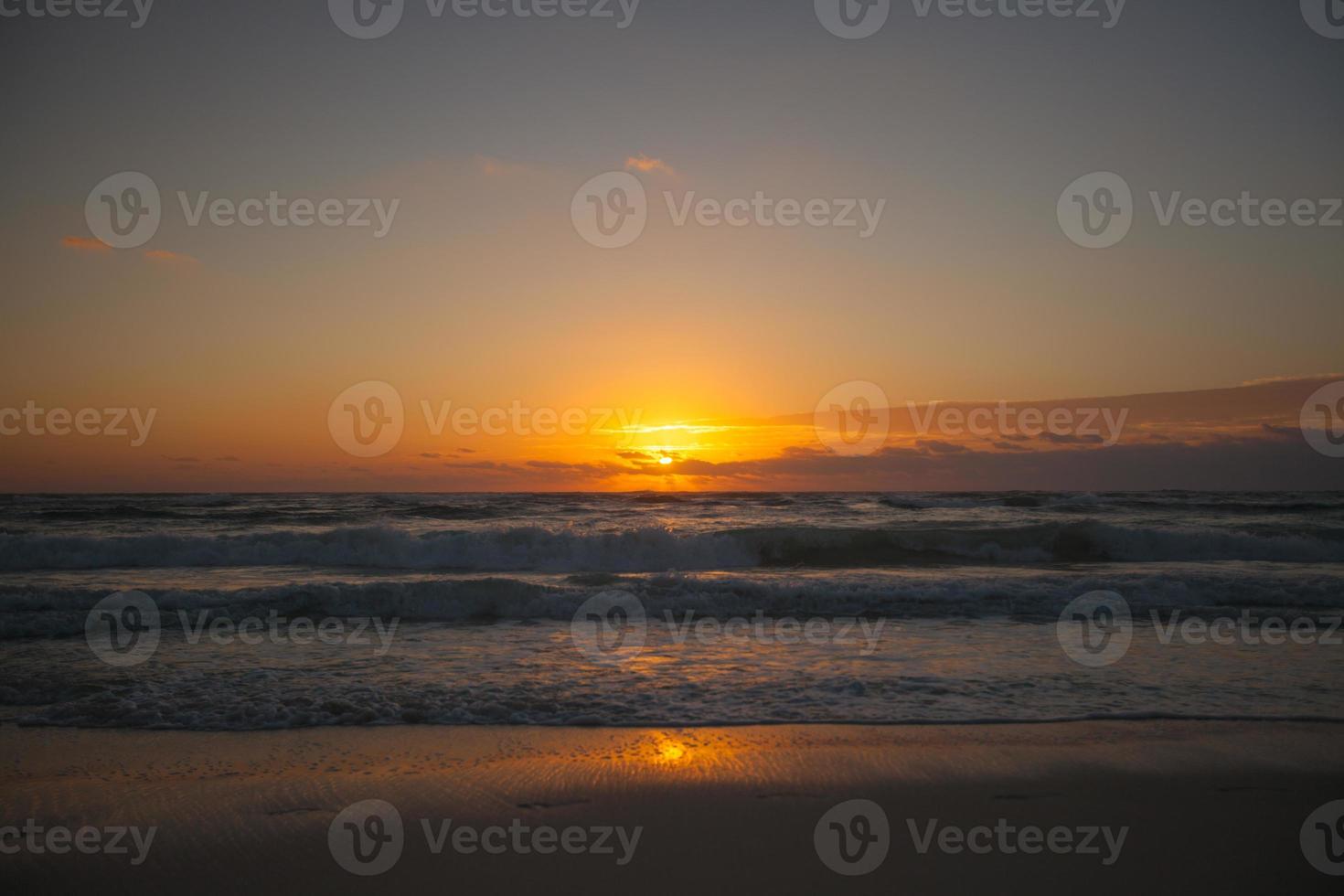 asombrosa puesta de sol colorida en una playa exótica foto