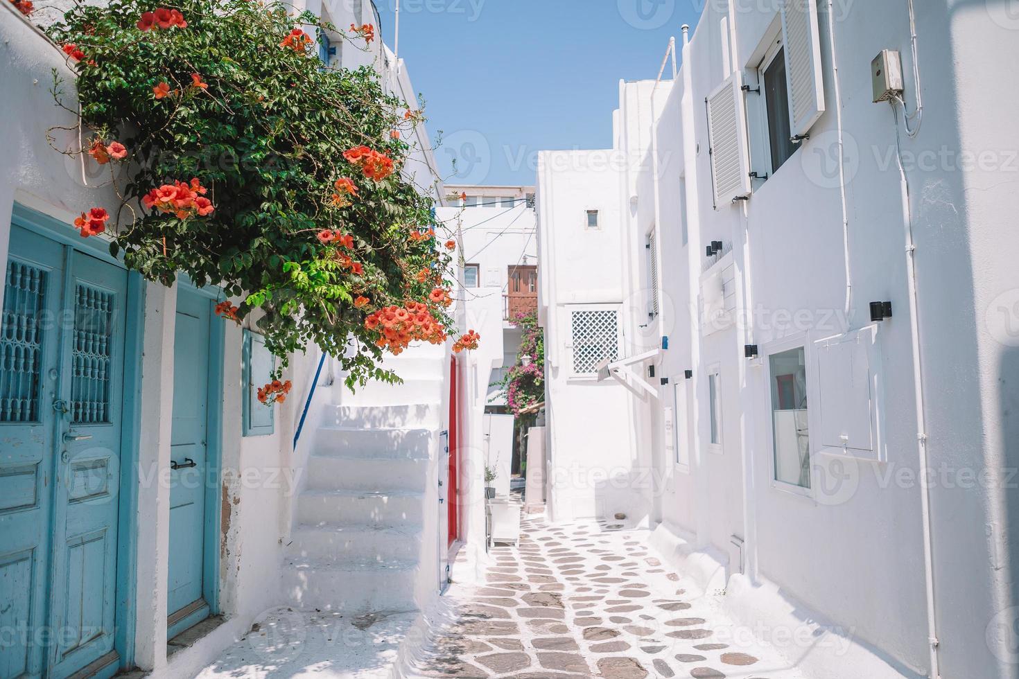 las estrechas calles de la isla con balcones azules, escaleras y flores. foto