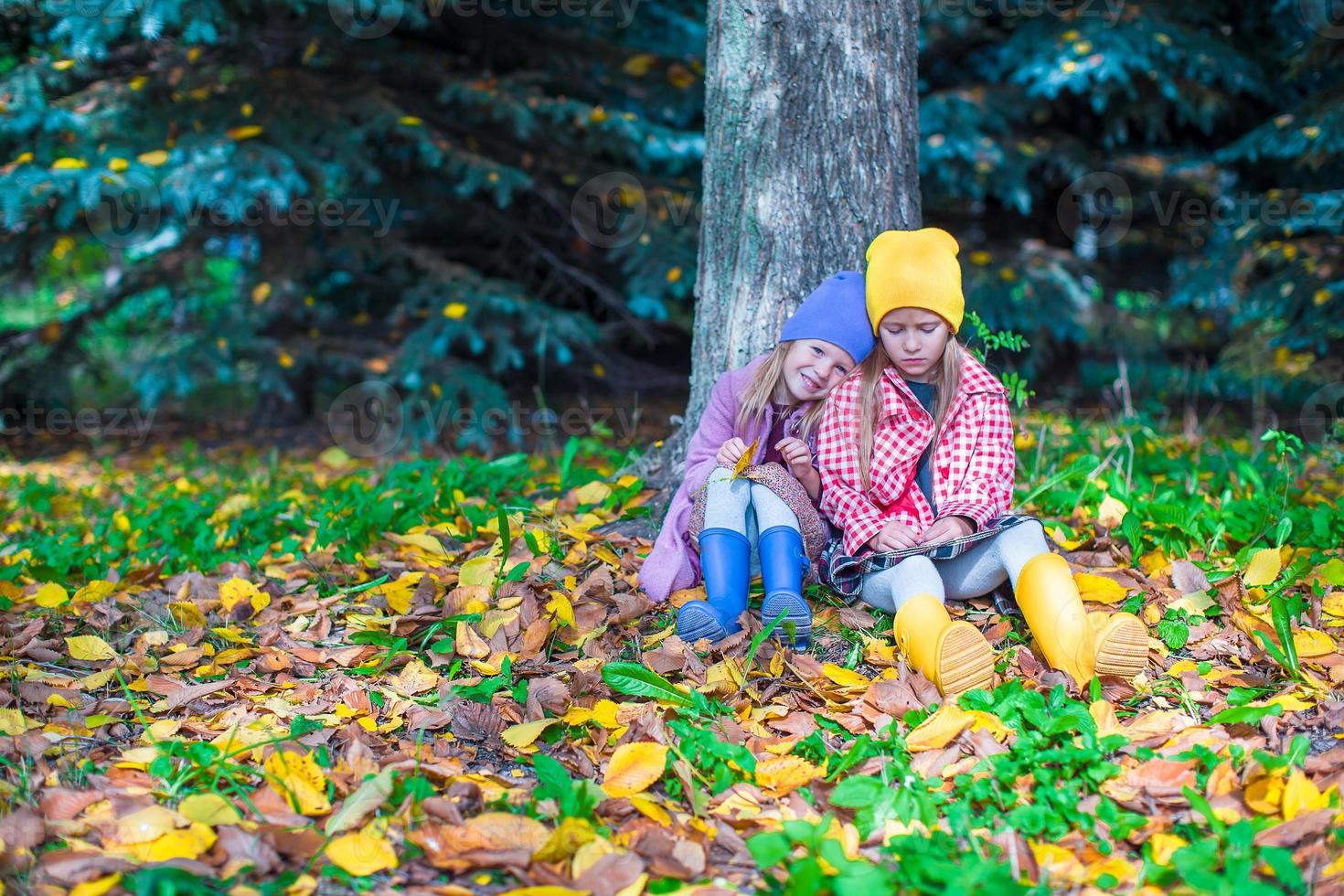 niñas adorables en el hermoso día de otoño al aire libre foto