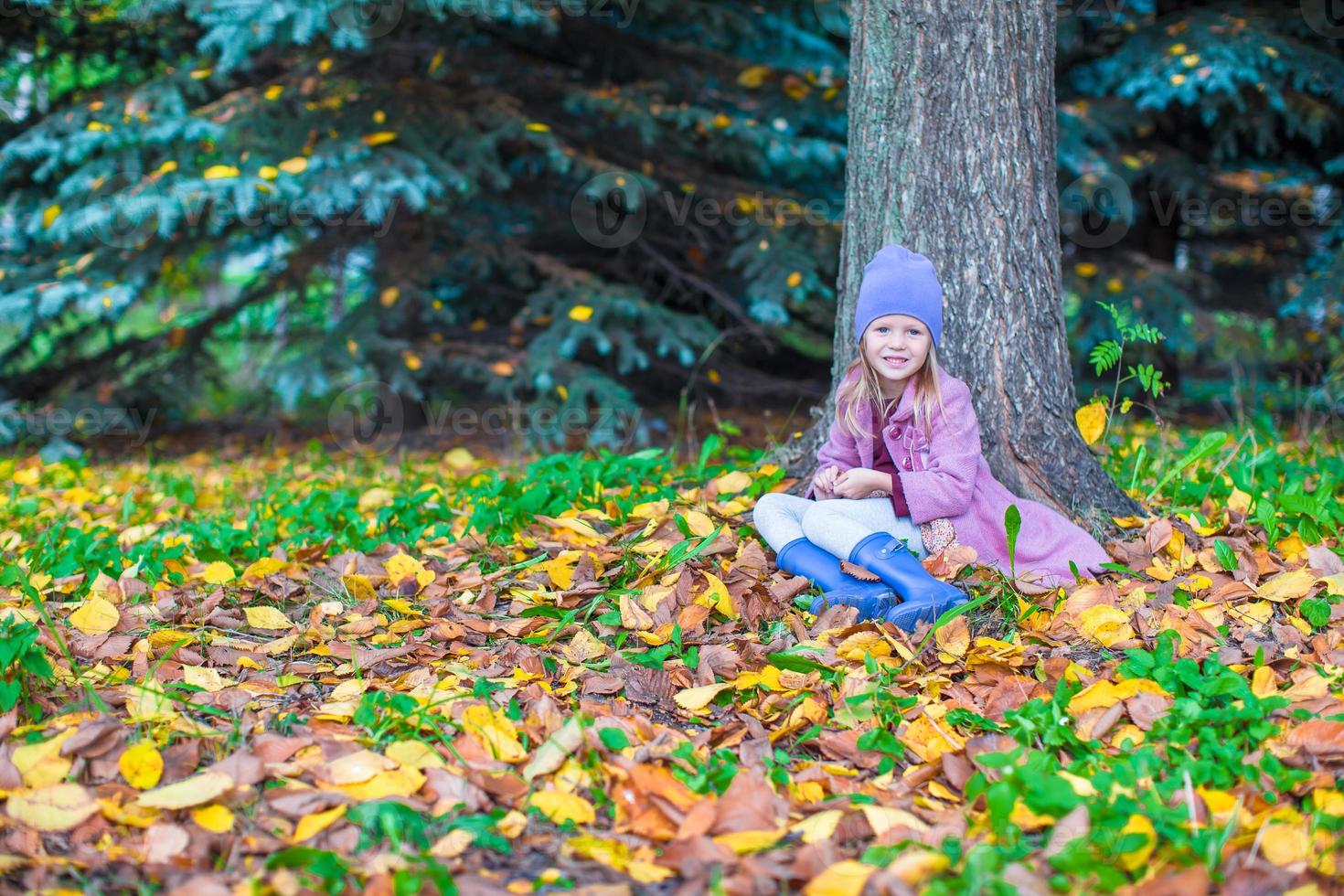 niña feliz en el parque de otoño en un día soleado de otoño foto