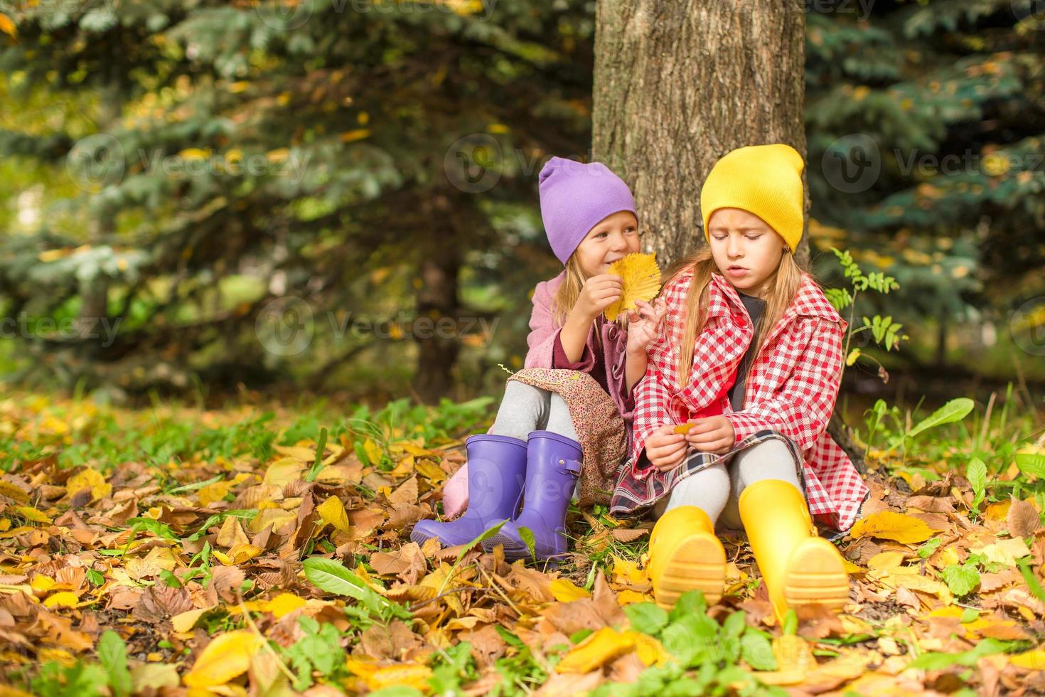 niñas adorables en el hermoso día de otoño al aire libre foto