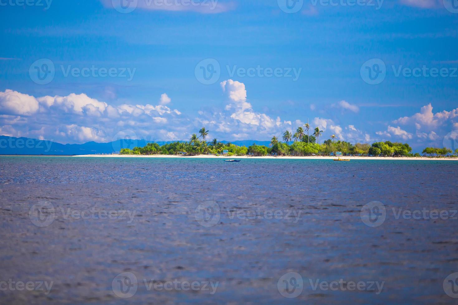 hermosa isla tropical deshabitada en filipinas foto
