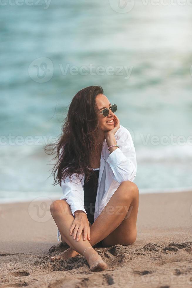 mujer hermosa joven relajarse en la playa foto