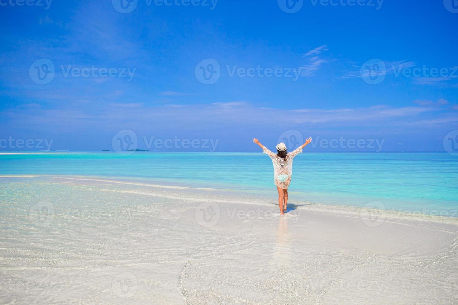 joven disfruta de vacaciones en la playa tropical foto