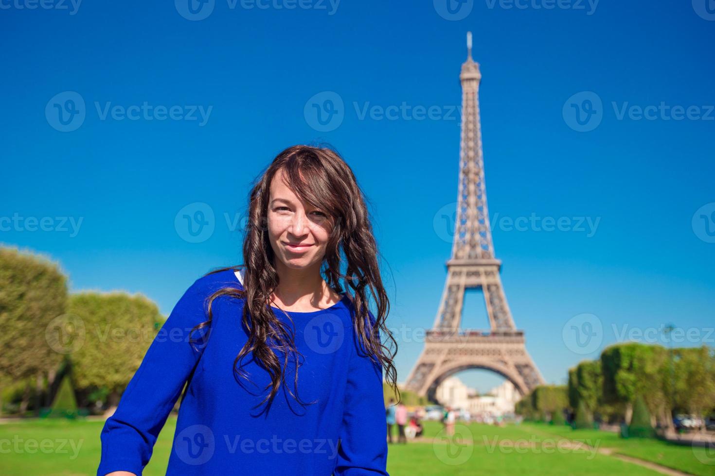 retrato de mujer hermosa en el fondo de parís la torre eiffel foto