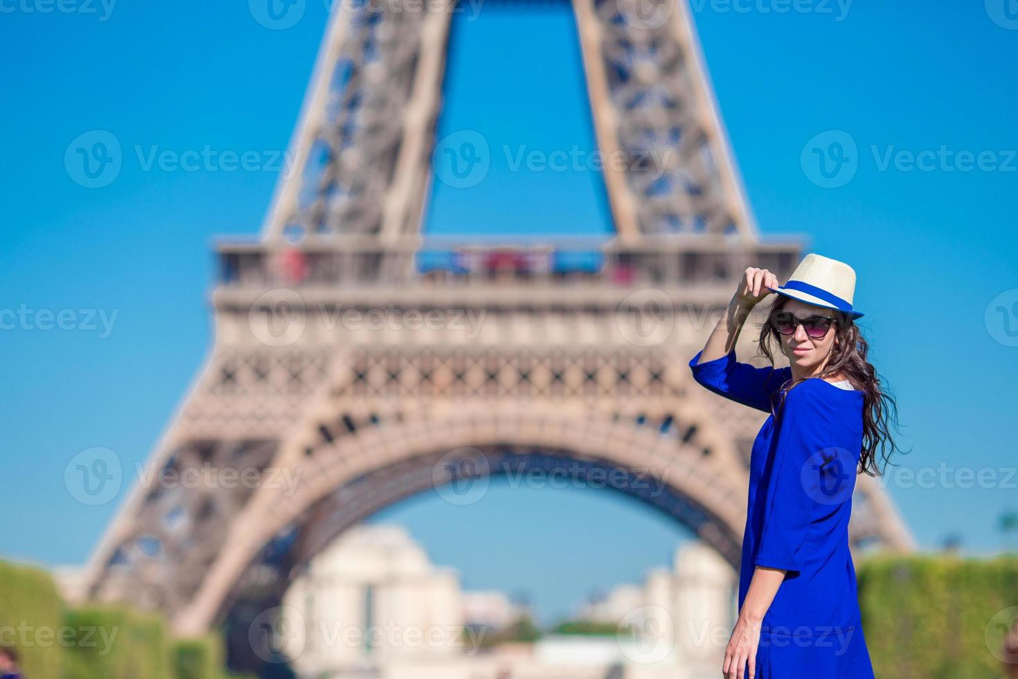 bella mujer en el fondo de parís la torre eiffel durante las vacaciones de verano foto