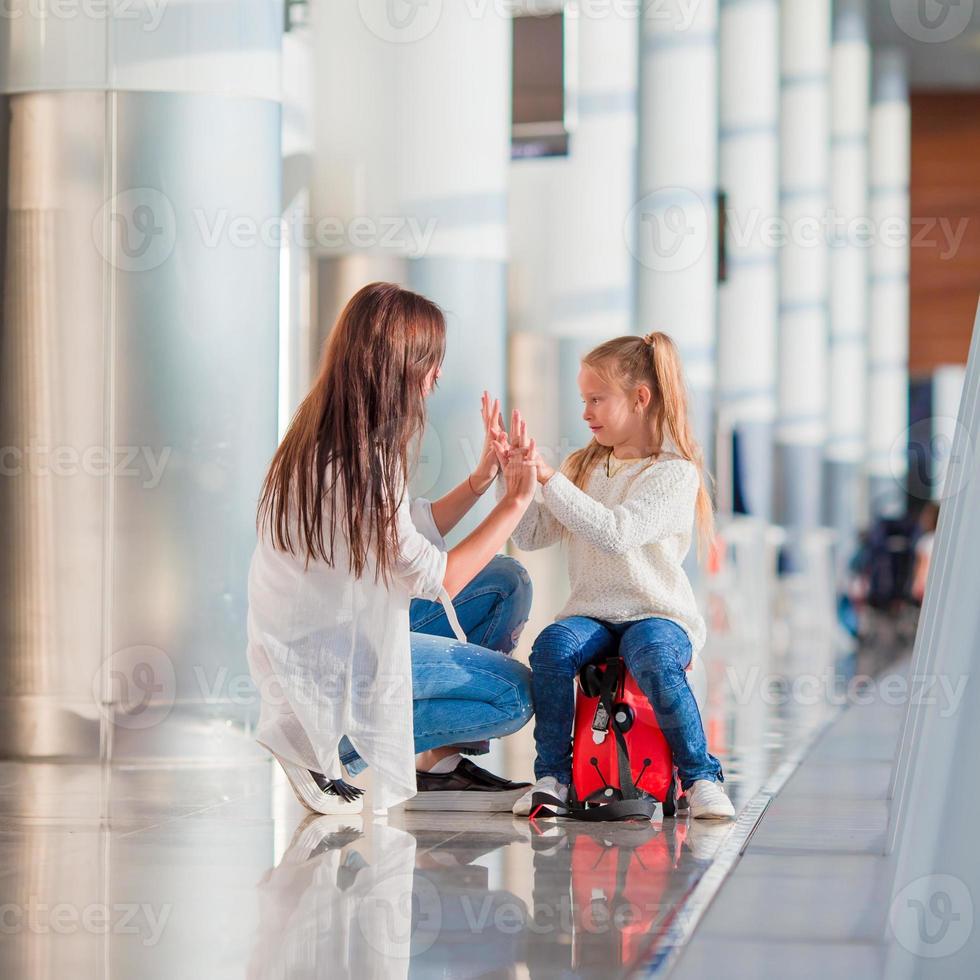 familia feliz en el aeropuerto diviértete esperando el embarque foto