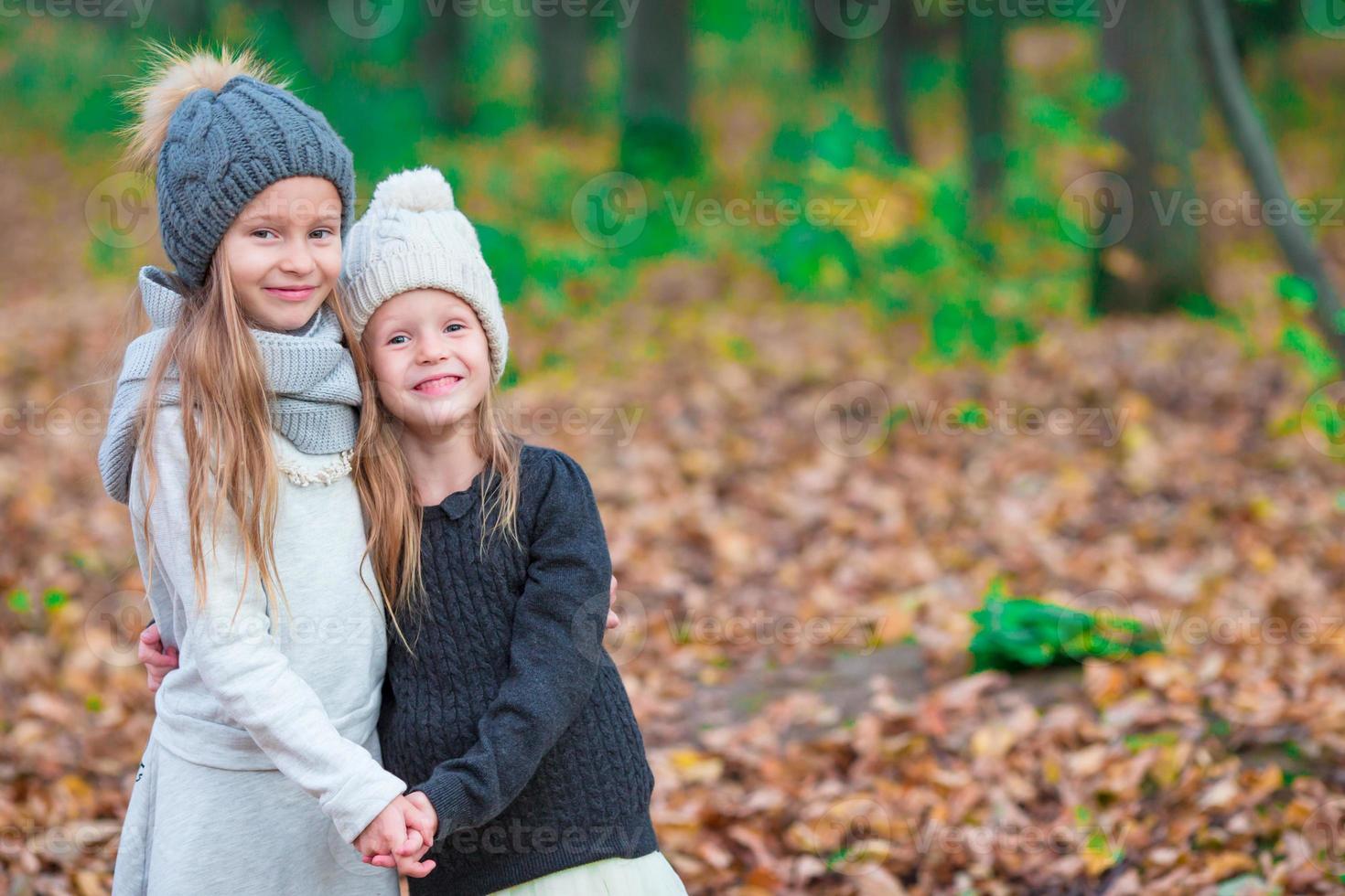 niñas adorables al aire libre en el cálido y soleado día de otoño foto