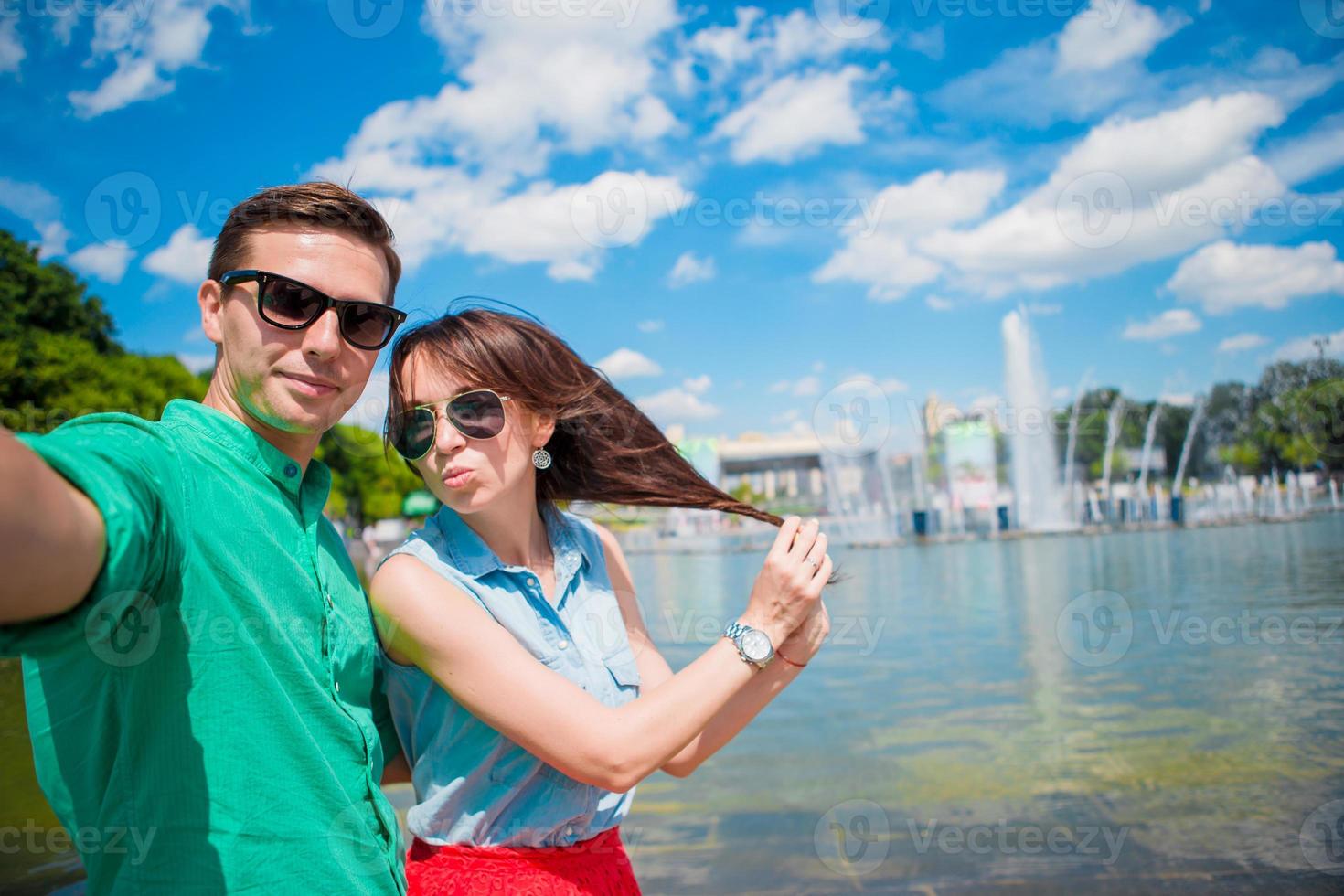 jóvenes amigos turistas que viajan de vacaciones en europa sonriendo felices. familia caucásica con mapa de la ciudad en busca de atracciones foto