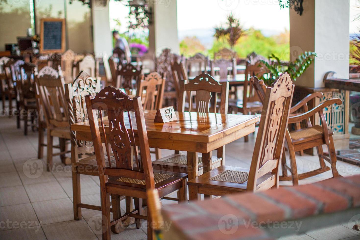 restaurante vacío en un pequeño hotel boutique en el exótico resort foto