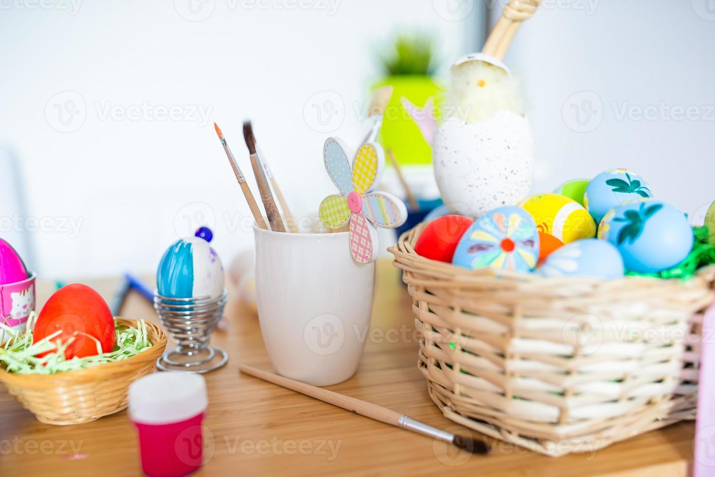 Felices Pascuas. huevos, pinturas, pinceles para pintar huevos foto