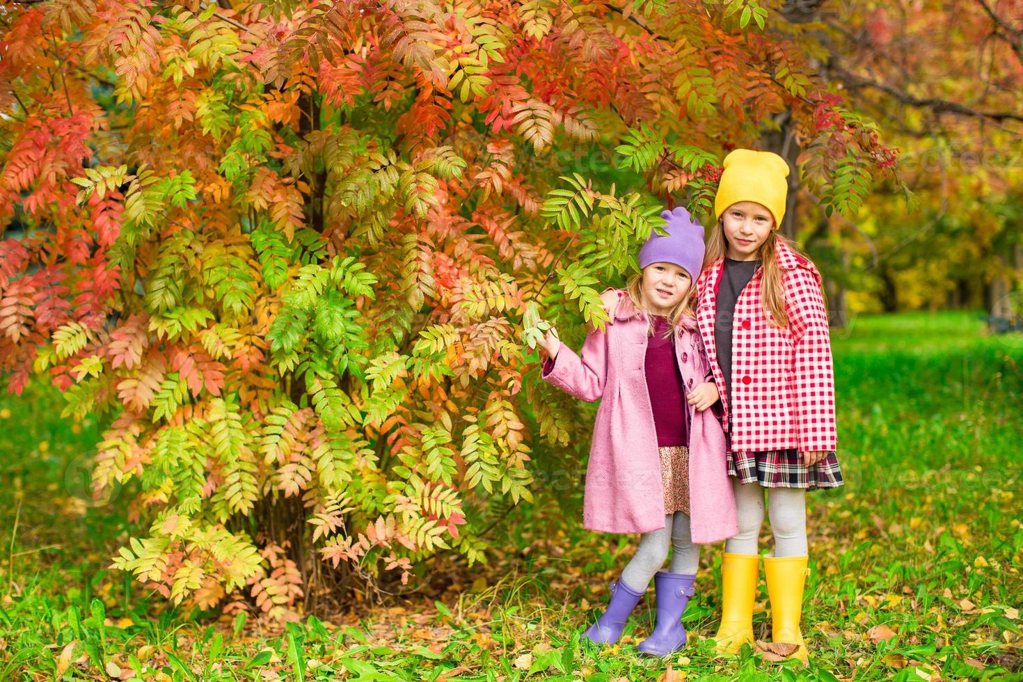 niñas adorables en el hermoso día de otoño al aire libre foto