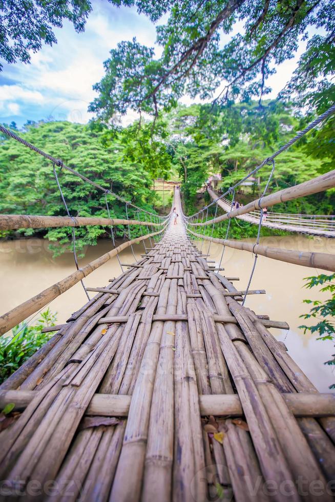 puente articulado sobre el río loboc en bohol, filipinas foto