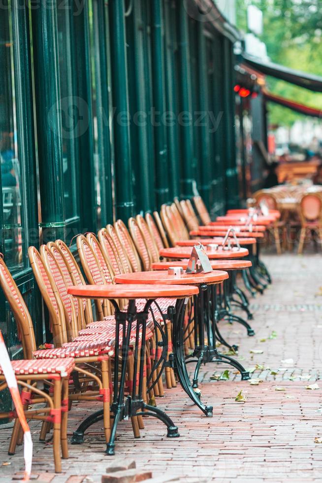 restaurante al aire libre vacío de verano en europa. foto