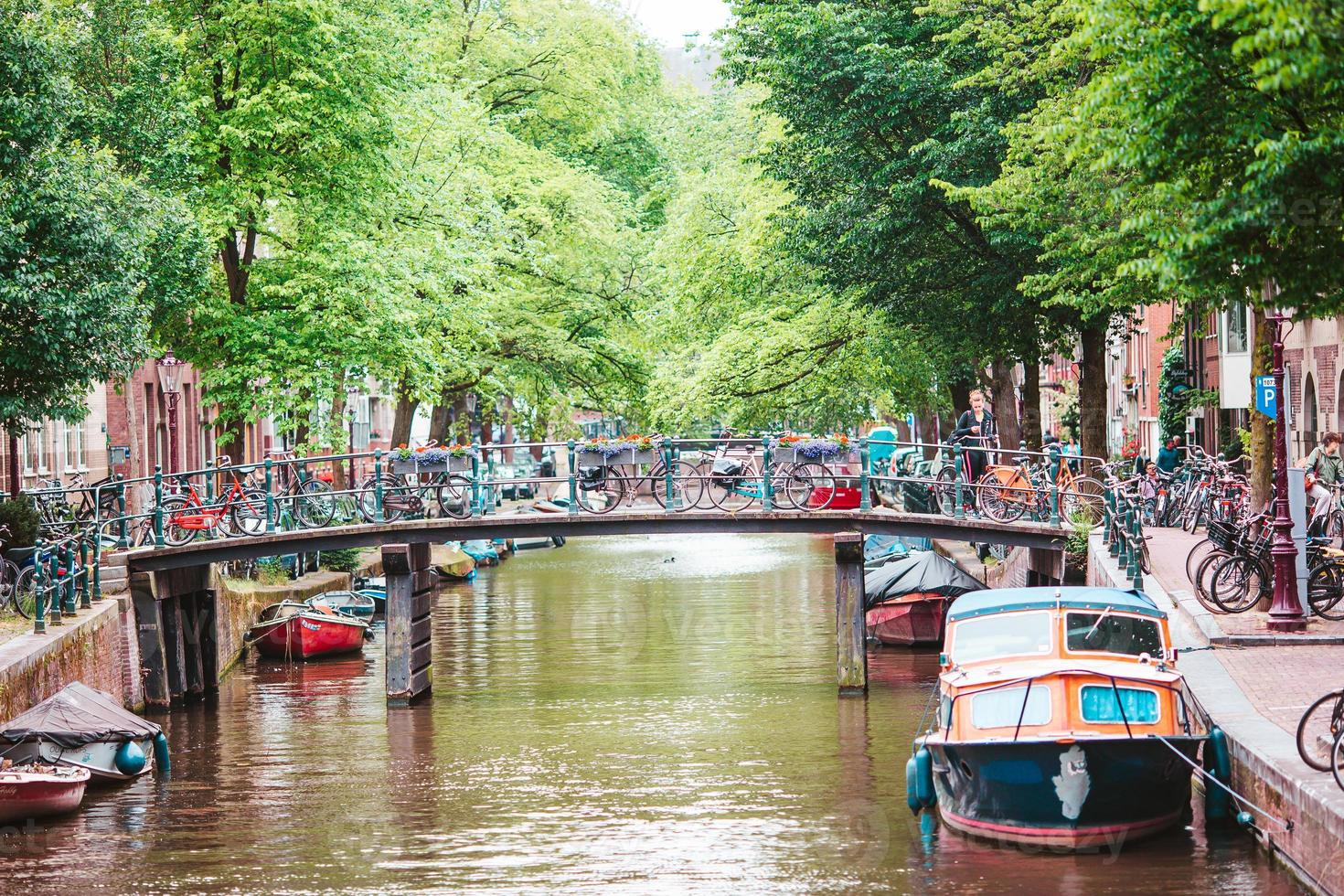 hermoso canal en la ciudad vieja de amsterdam, países bajos, provincia de holanda del norte. foto