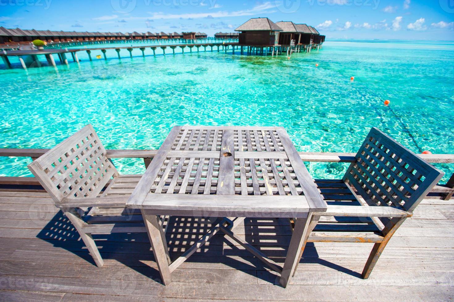restaurante al aire libre vacío de verano en una isla tropical en el océano índico foto