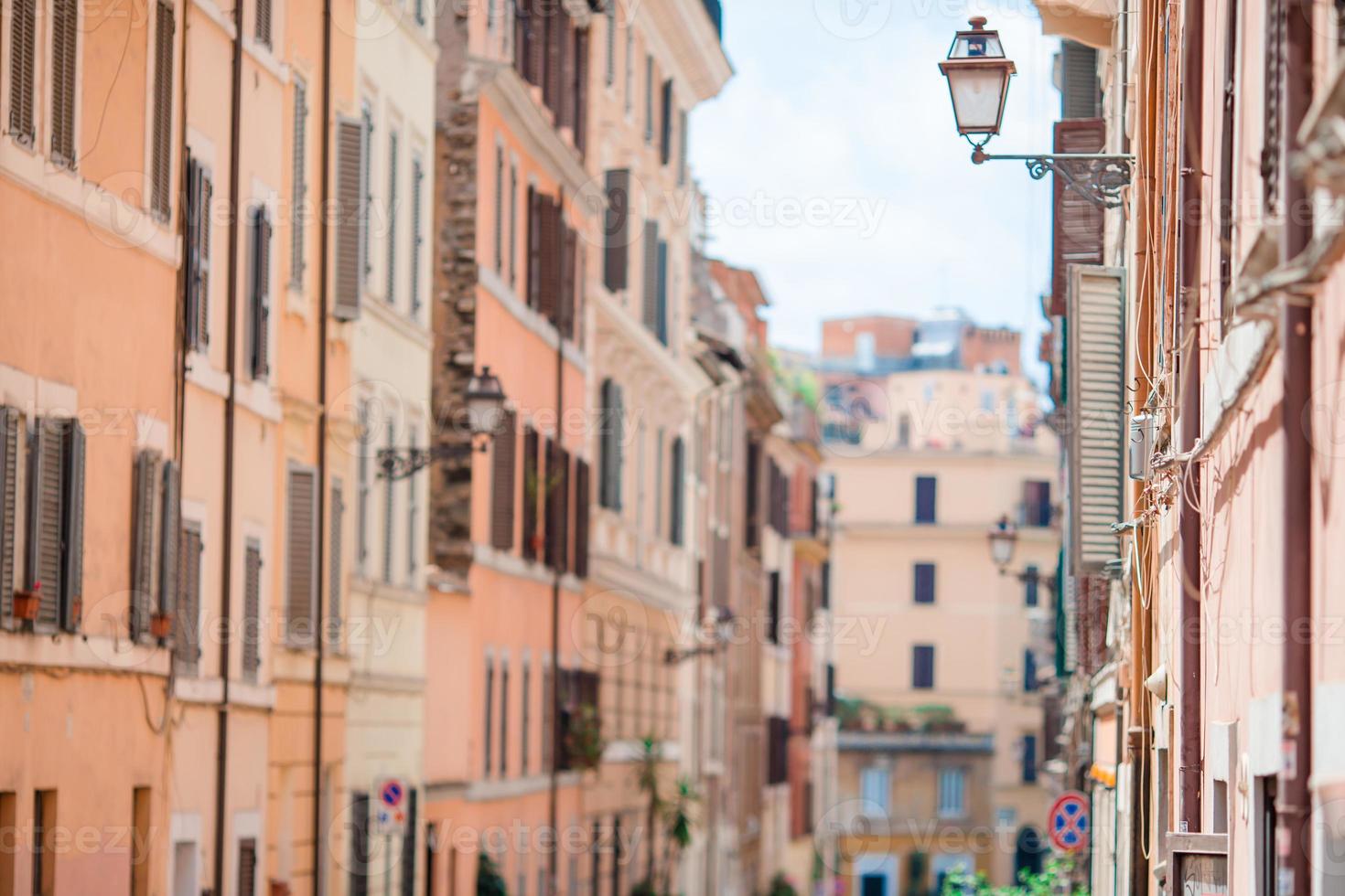 viejas hermosas calles vacías en roma, italia. primer plano de una farola en la casa de la ciudad foto