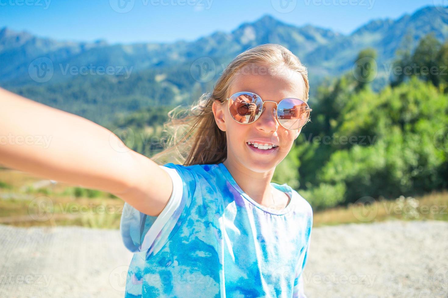 hermosa niña feliz en las montañas en el fondo de la niebla foto