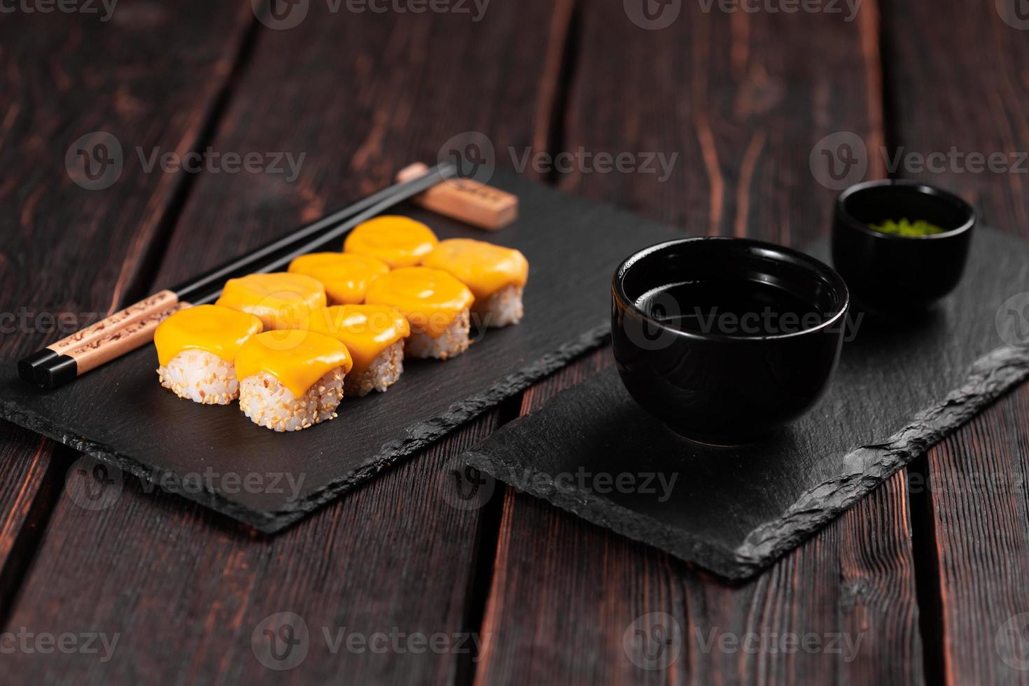 rollo de sushi con queso con palillos - concepto de comida japonesa asiática foto
