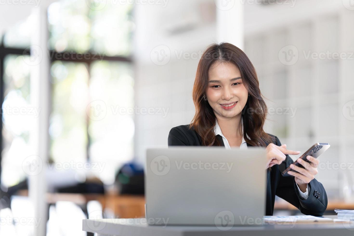 mujer de negocios asiática que usa calculadora y computadora portátil para hacer finanzas matemáticas en un escritorio de oficina, impuestos, informes, contabilidad, estadísticas y concepto de investigación analítica foto