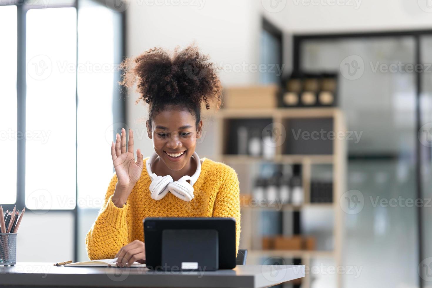 estudiante asiática clase de aprendizaje en línea estudio en línea videollamada profesora de zoom, niña asiática feliz aprende inglés en línea con computadora portátil foto