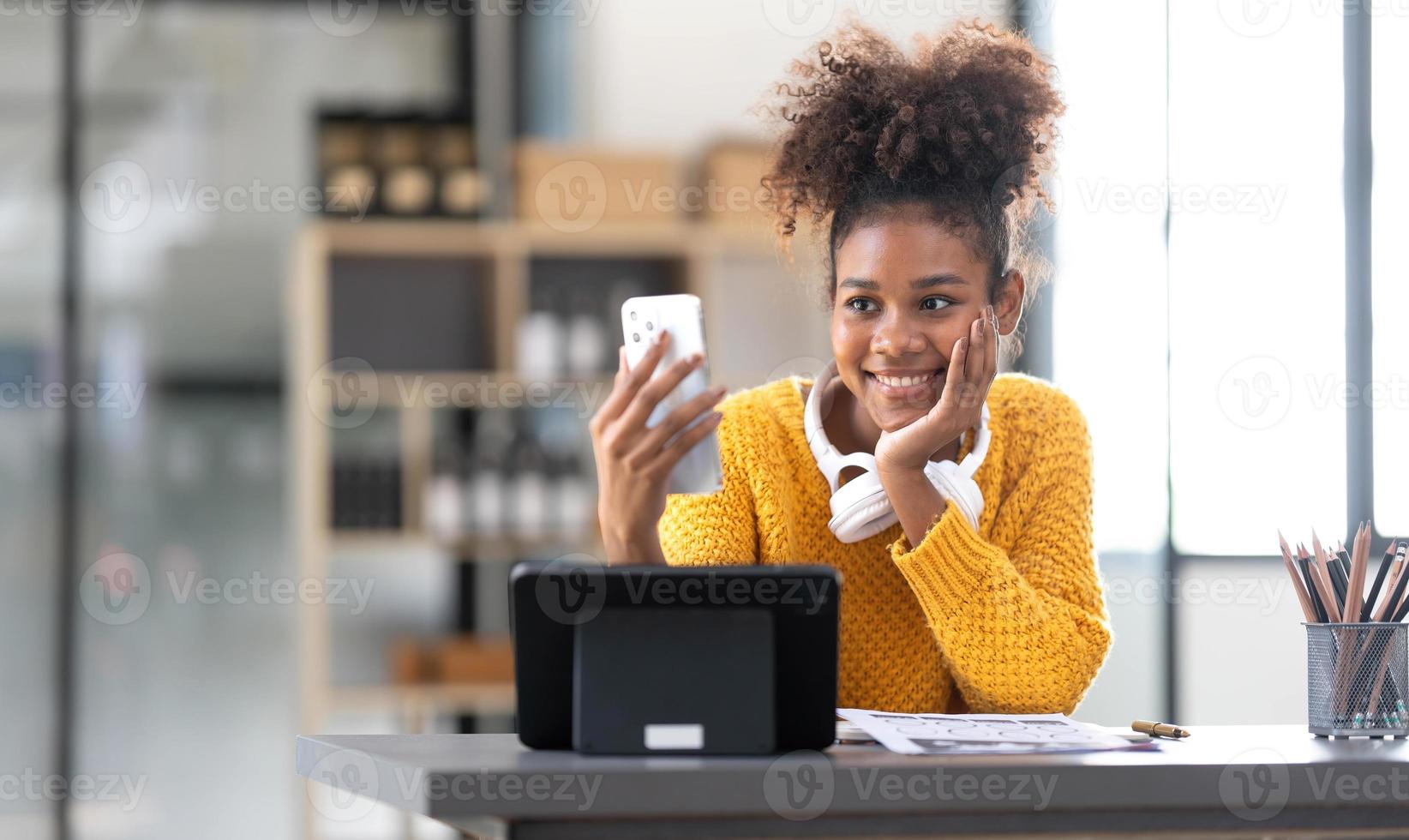 estudiante asiática en línea, clase de aprendizaje, estudio en línea, videollamada, profesor de zoom, niña asiática feliz, aprende inglés en línea con una computadora portátil. foto