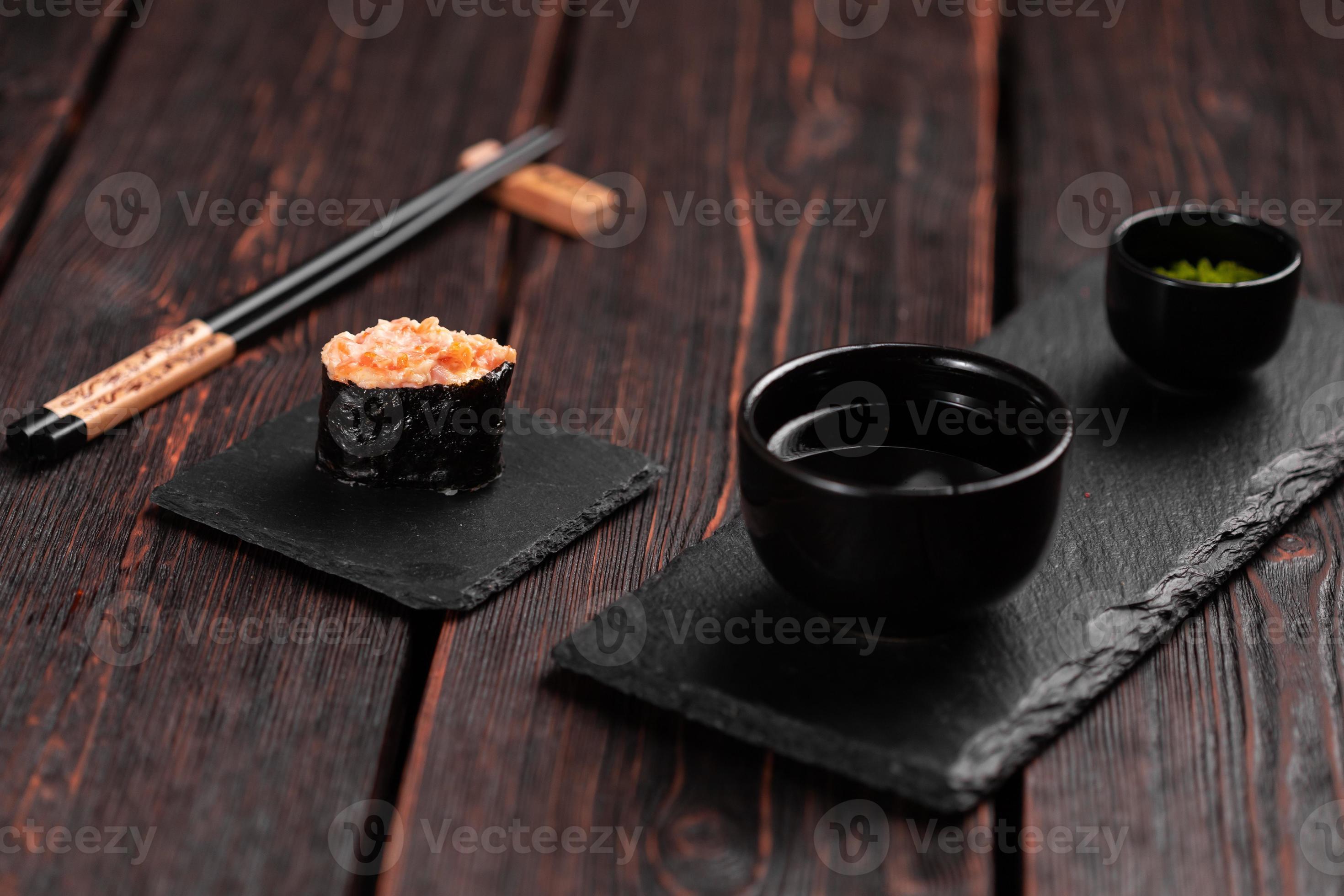 https://static.vecteezy.com/system/resources/previews/017/774/103/large_2x/gunkan-maki-sushi-of-fish-salmon-scallop-perch-eel-shrimp-and-caviar-on-wooden-table-background-sushi-menu-japanese-food-sushi-set-gunkans-photo.jpg